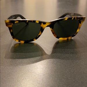 Ray Ban Wayfarer Tortoise Shell
